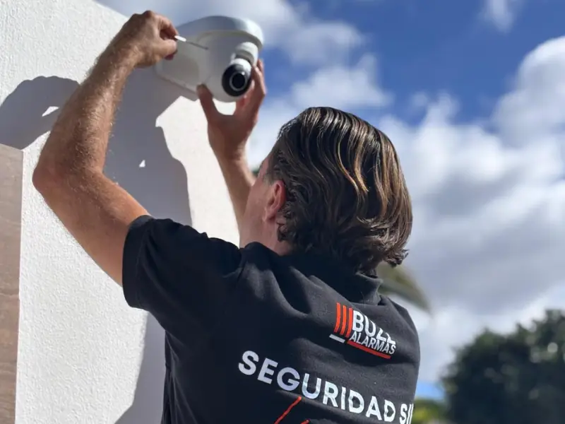 Técnico de Buzz Alarmas instalando un sistema de alarma